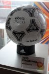800px-Etrusco_Unico_1990_Fifa_World_Cup_Italy_Official_Match_Ball.jpg